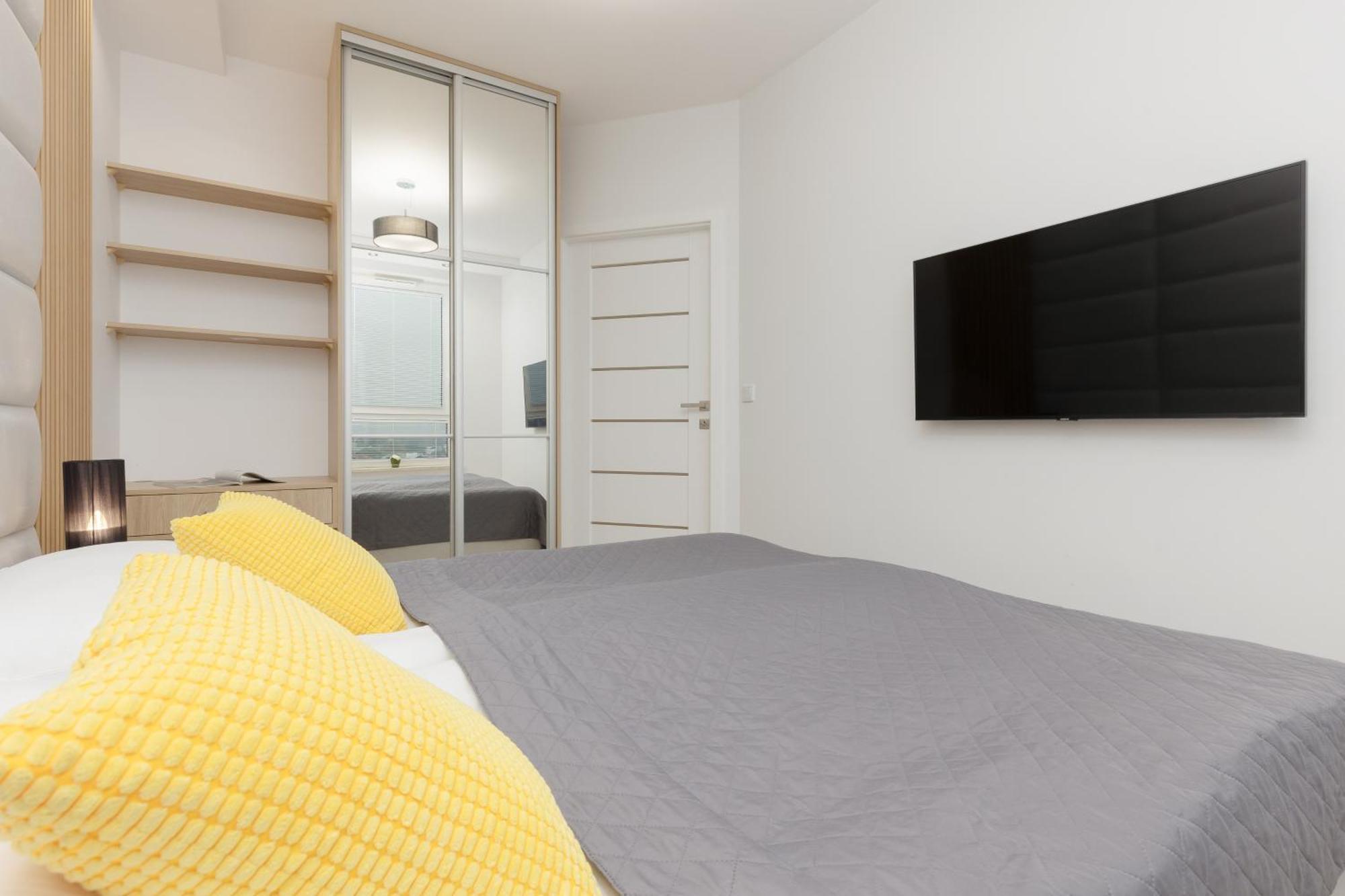 Modern Apartment With Balcony Near Aleje Jerozolimskie By Noclegi Renters وارسو المظهر الخارجي الصورة